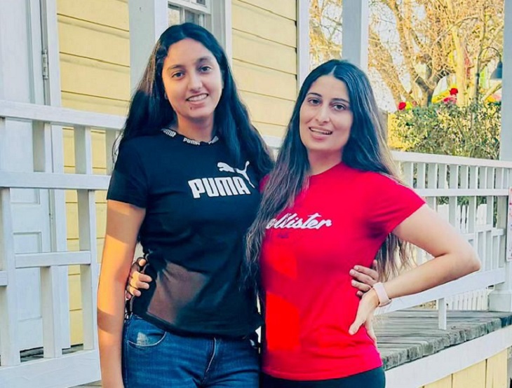 जसवीर कौर (रेड टॉप) और उसकी चचेरी बहन गगन (ब्लैक टॉप)।