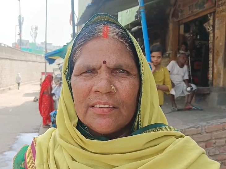 पैसे मिलने की आस लेकर सीएसपी सेंटर पहुंची रामनानी देवी।