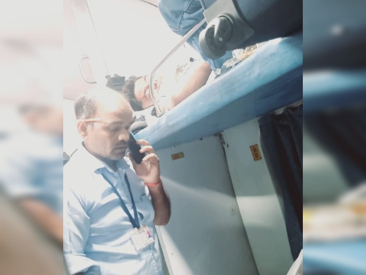 गोंडवाना एक्सप्रेस के AC कोच में ऊपर की बर्थ पर नशे की धुत्त में था जवान और महिला नीचे की सीट पर बैठी थी। - Dainik Bhaskar