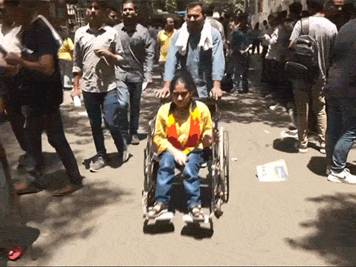 दिल्ली में पेपर 1 के बाद एग्जाम सेंटर से बाहर आते कैंडिडेट्स।