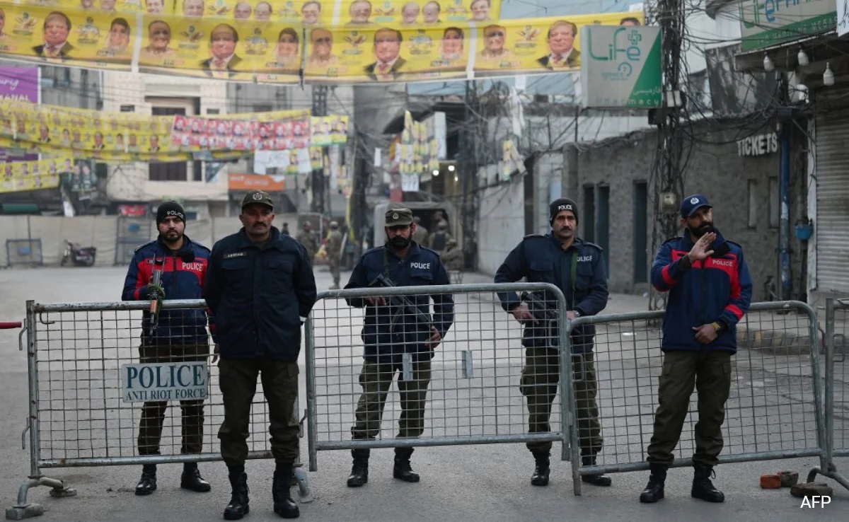 पाकिस्तान पुलिस ने लड़की को रेस्क्यू कर लिया है, जबकि उसके पिता की तलाश की जा रही है।