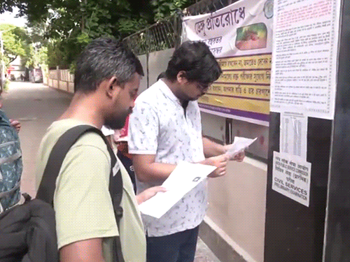 कोलकाता में एग्जाम सेंटर के बाहर एग्जाम हॉल में एंट्री से पहले कैंडिडेट्स की चेकिंग की गई।