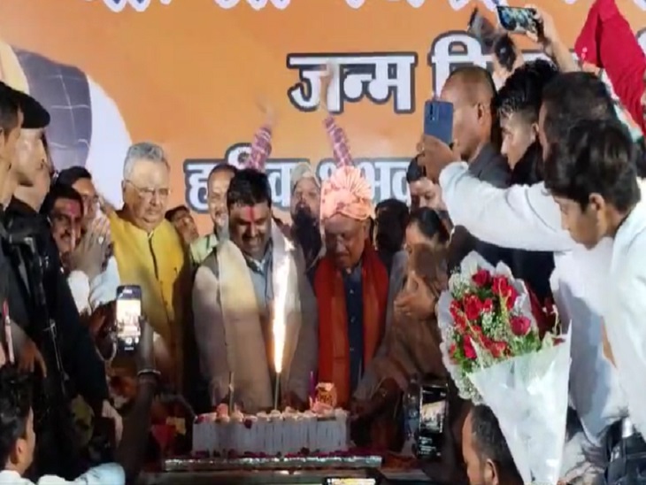 विधायक गजेंद्र यादव मुख्यमंत्री के साथ केक काटते हुए - Dainik Bhaskar