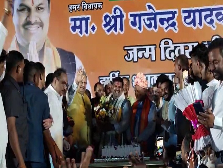 पूर्व मुख्यमंत्री व विधानसभा अध्यक्ष डॉ. रमन सिंह भी पहुंचे बधाई देने