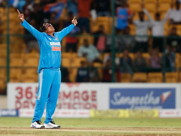 आशा शोभाना ने 21 रन देकर 4 विकेट लिए