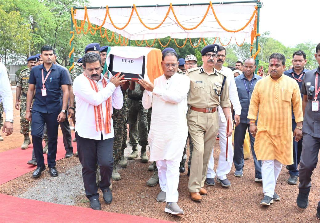 नारायणपुर के अबूझमाड़ में पुलिस-नक्सली मुठभेड़ में शहीद जवान नितीश एक्का के पर्थिव शरीर को CM साय और गृहमंत्री विजय शर्मा ने कंधा दिया।