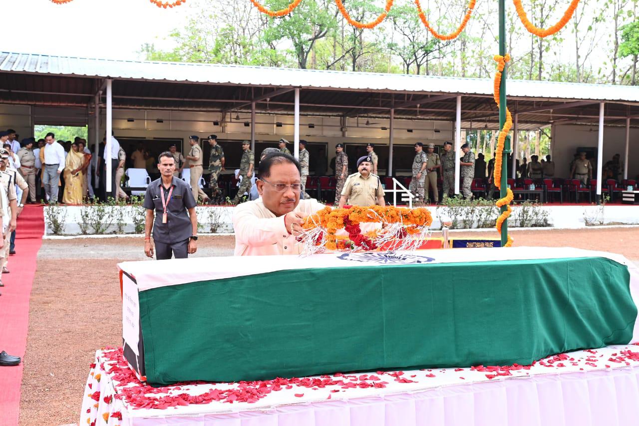 नारायणपुर के अबूझमाड़ में पुलिस-नक्सली मुठभेड़ में शहीद जवान को CM साय ने पुष्प अर्पित कर नमन किया।