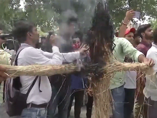 शनिवार को पटना के दिनकर गोलचक्कर चौराहे पर छात्रों ने NEET UG एग्जाम के खिलाफ विरोध प्रदर्शन किया।