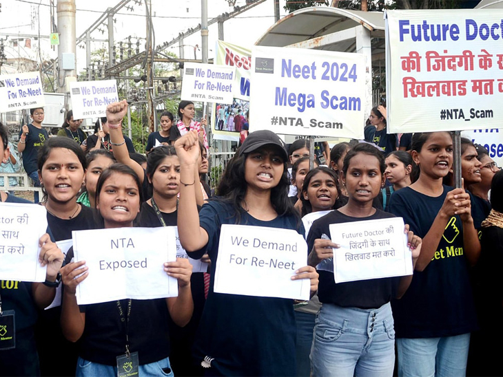 NEET UG पेपर लीक मामेल में देश के अलग-अलग हिस्सों में प्रदर्शन हो रहे हैं। - Dainik Bhaskar