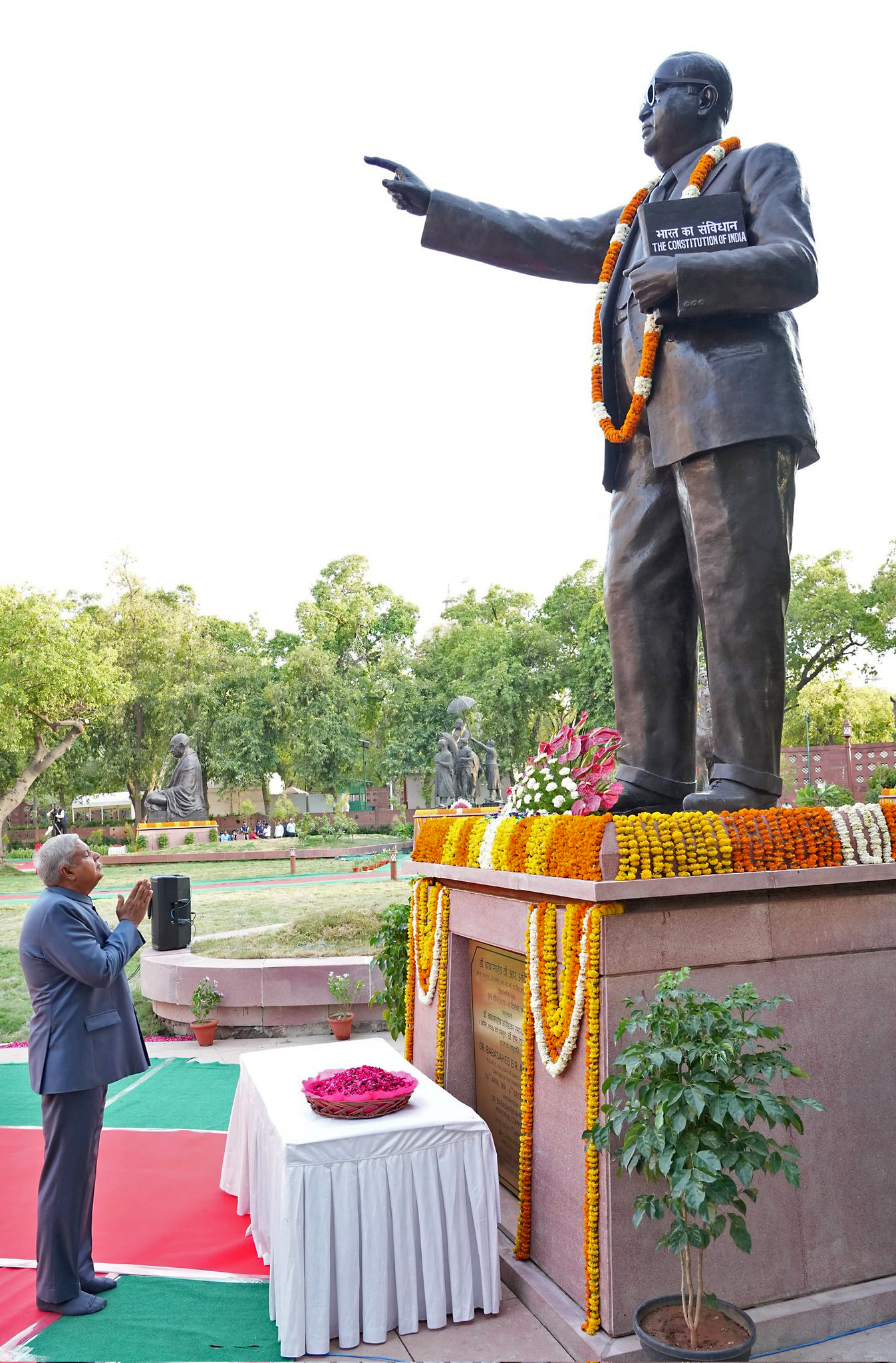 बाबा साहेब अंबेडकर की प्रतिमा के सामने हाथ जोड़कर खड़े उप-राष्ट्रपति जगदीप धनखड़।
