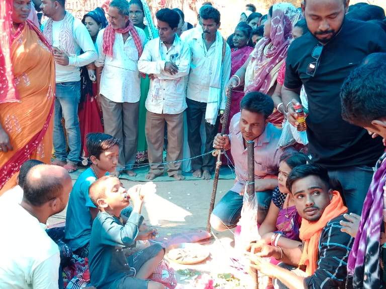 उसके पास पहुंचे लोगों का इलाज करता बच्चा। - Dainik Bhaskar