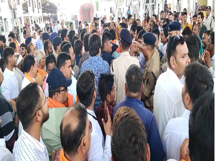 केंद्रीय राज्यमंत्री के स्वागत में भीड़ के बीच घुसे पॉकिटमार।