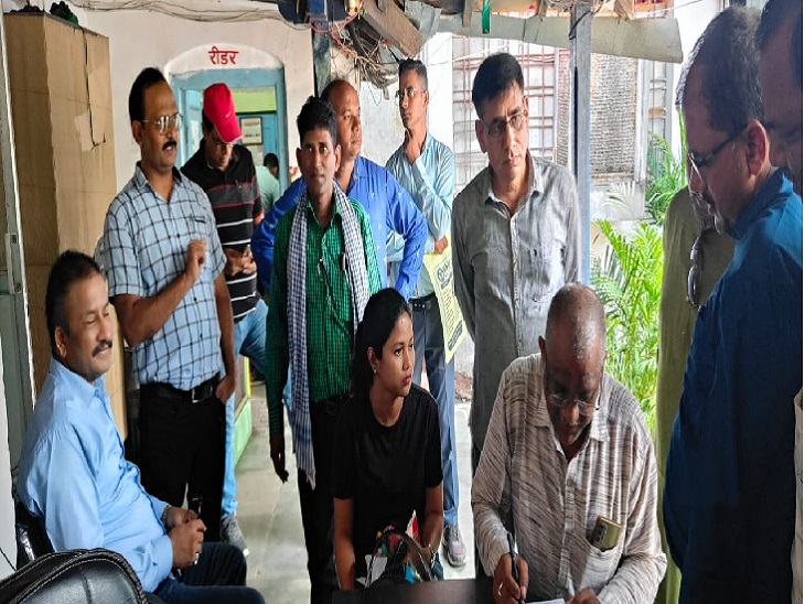 पॉकिटमारों के शिकार टीचर पहुंचे थाना।