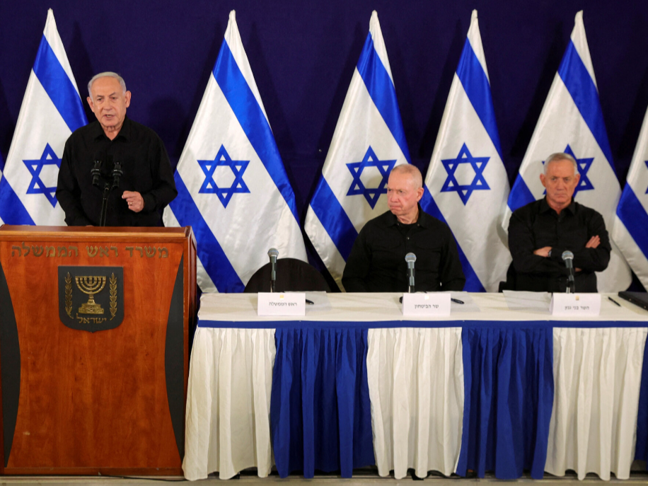 इजराइल की वॉर कैबिनेट के 3 सदस्य- PM नेतन्याहू (बाएं), बीच में बेनी गांट्स और दाएं योआब गैलेंट - Dainik Bhaskar