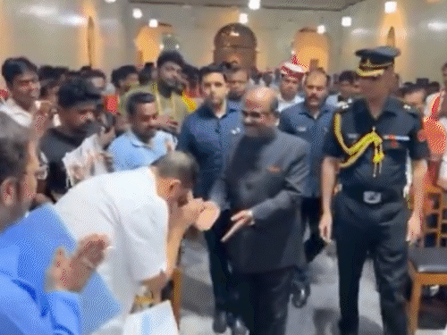 तस्वीर 14 जून की है, जब भाजपा नेता और नेता प्रतिपक्ष सुवेंदु अधिकारी, चुनाव हिंसा पीड़ितों के साथ राजभवन में गवर्नर से मिलने पहुंचे थे। - Dainik Bhaskar