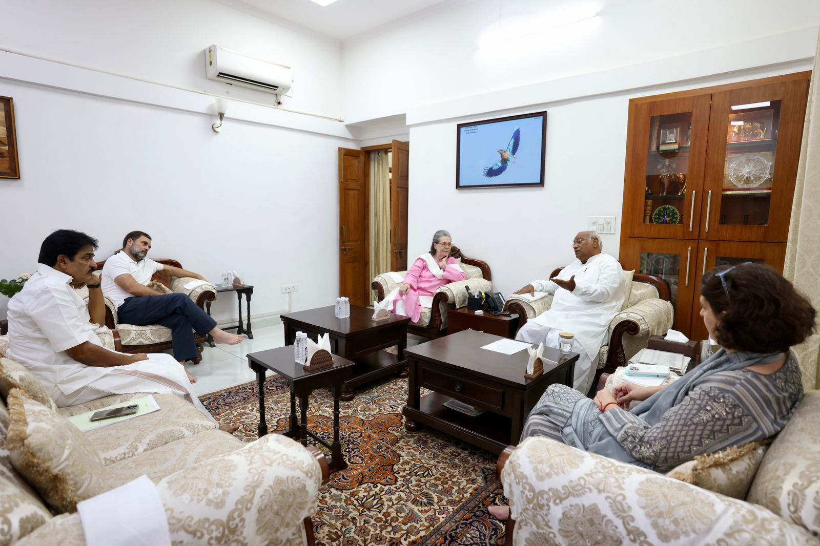 कांग्रेस अध्यक्ष मल्लिकार्जुन खड़गे के घर हुई कांग्रेस नेताओं की मीटिंग में सोनिया और प्रियंका भी मौजूद थीं।