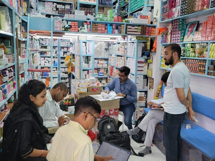 मेडिकल स्टोर में छापा पहुंची खाद्य और औषधि प्रशासन विभाग की टीम।