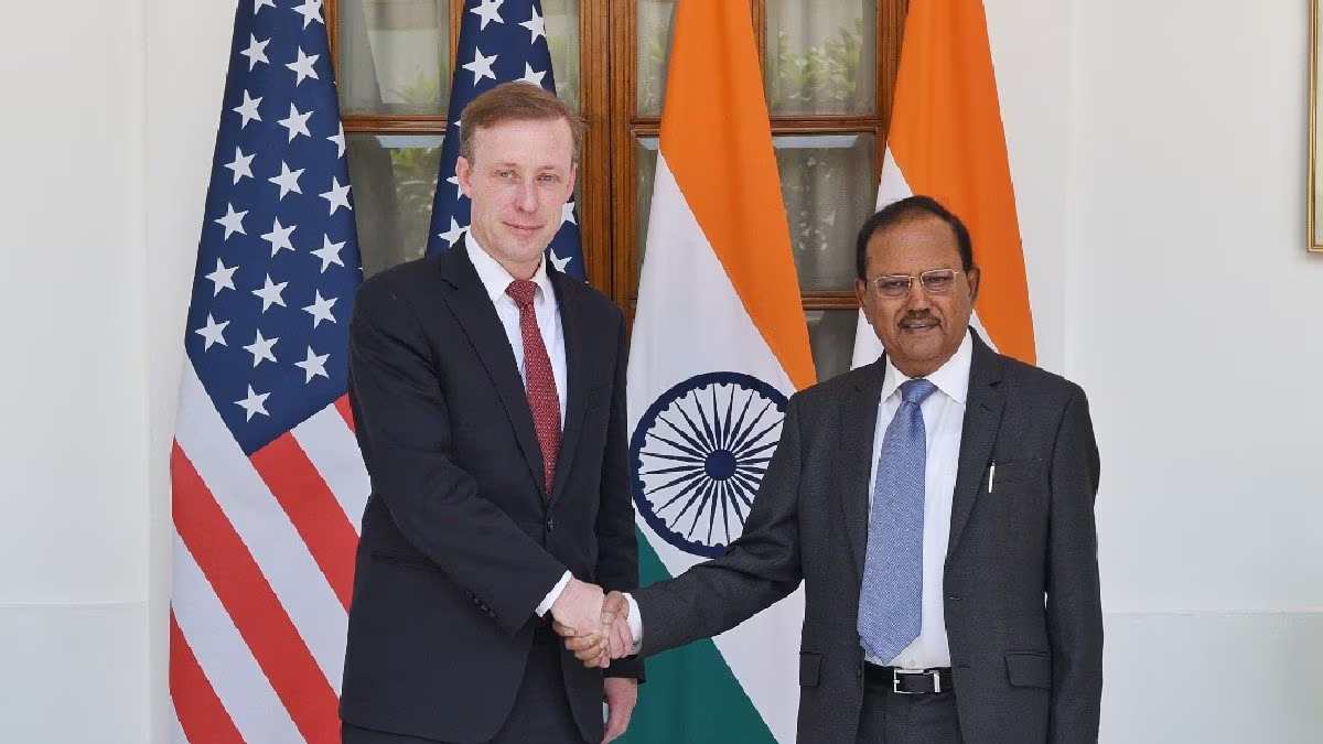 अमेरिका के राष्ट्रीय सुरक्षा सलाहकार जैक सुलिवन (बाएं) और अजित डोभाल (दाएं) ने टेक्नोलॉजी एक्सचेंज और सेमी-कंडक्टर्स सप्लाई चेन पर बात की।