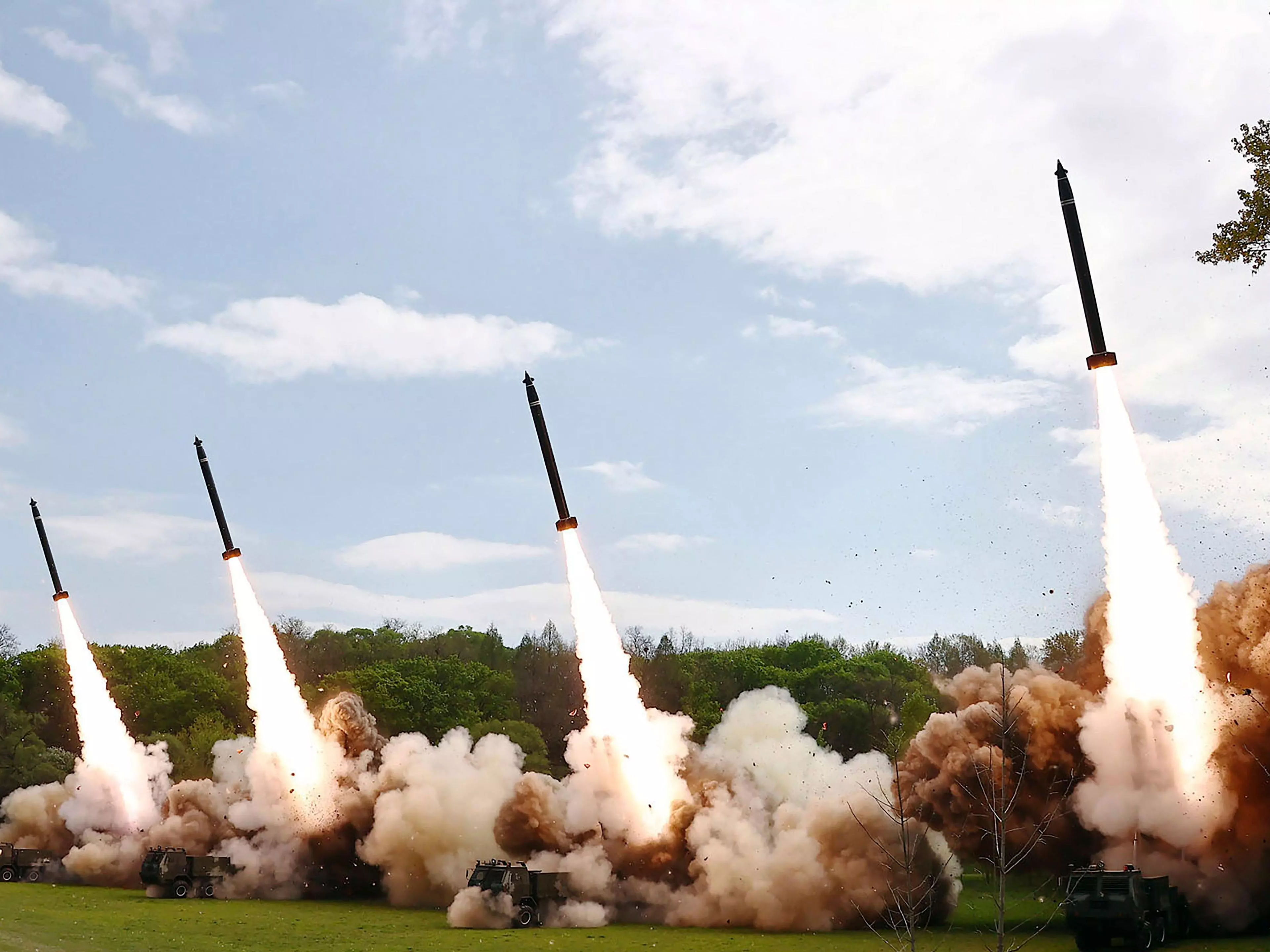 दुनिया में कुल परमाणु हथियारों की संख्या साढ़े 9 हजार से बढ़कर 12 हजार से ज्यादा हो गई है। (फाइल) - Dainik Bhaskar