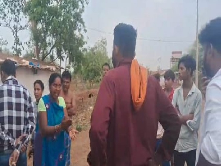 विरोध करने पहुंचे बजरंग दल के कार्यकर्ताओं से परिवार के लोगों ने किया विवाद।
