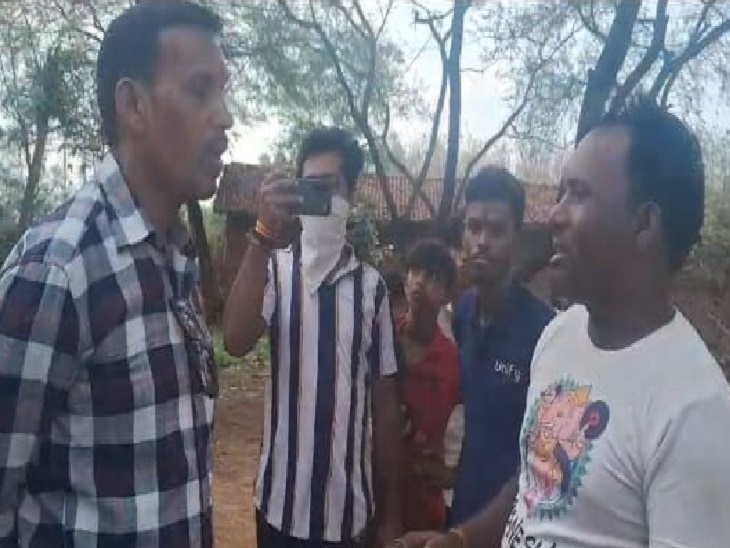 गाय का मांस काटते रंगे हाथ पकड़े जाने पर कार्यकर्ताओं ने मचाया हंगामा।