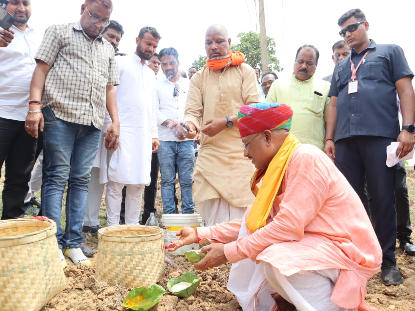 अच्छी फसल की कामना के लिए खेतों की पूजा-अर्चना कर इष्ट देवता को याद किया।