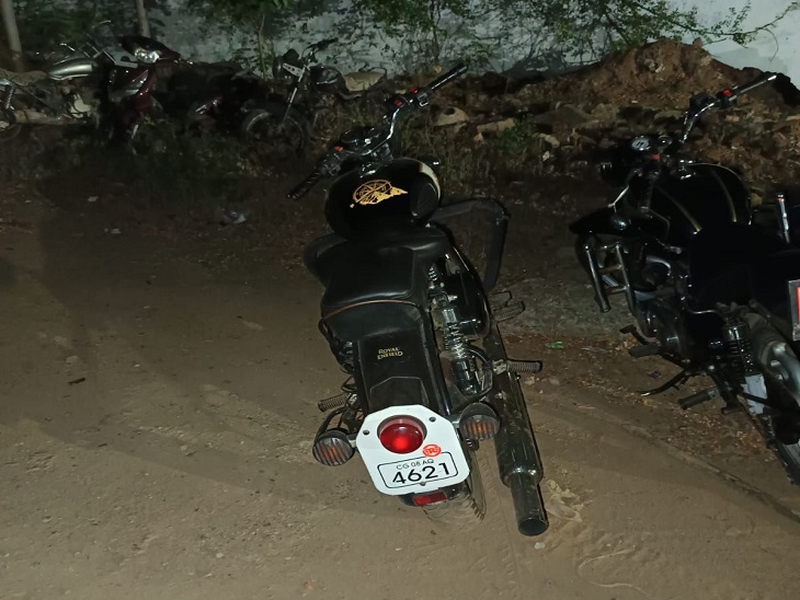 ट्रैफिक पुलिस ने गलत नंबर प्लेट और मोडिफाइड साइलेंसर के साथ बुलेट को जब्त किया।