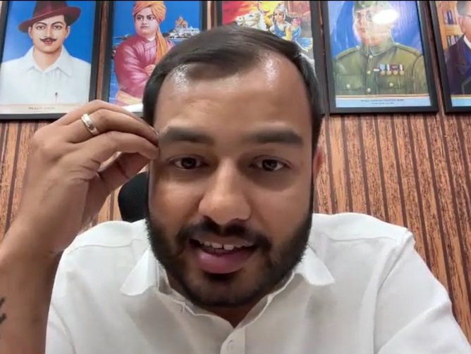 अलख पांडे ने सुप्रीम कोर्ट में NEET परीक्षा और उसके रिजल्‍ट में ग्रेस मार्क्‍स की गड़बड़ी के खिलाफ सुप्रीम कोर्ट में याचिका दायर की है। इसपर अगली सुनवाई 8 जुलाई को होनी है।