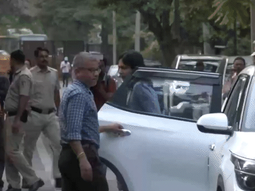 दिल्ली पुलिस 17 मई को सीन रीक्रिएट करने के लिए स्वाति को लेकर CM आवास पहुंची थी। - Dainik Bhaskar