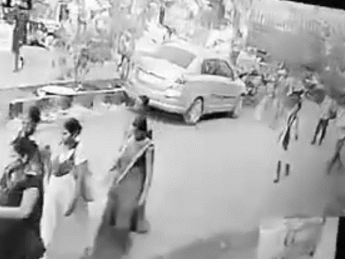 पालघर में हुई हत्या से जुड़े 2 वीडियो  सोशल मीडिया पर वायरल हैं। - Dainik Bhaskar