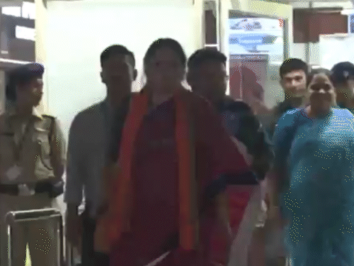 बंगाल में चुनाव के बाद हिंसा पीड़ितों से मिलने के लिए BJP की फैक्ट फाइंडिंग कमेटी सोमवार (17 जून) को बागडोगरा एयरपोर्ट पहुंची। - Dainik Bhaskar