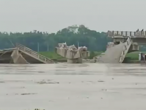 पिछले 13 साल में यह पुल तीसरी बार बन रहा था।