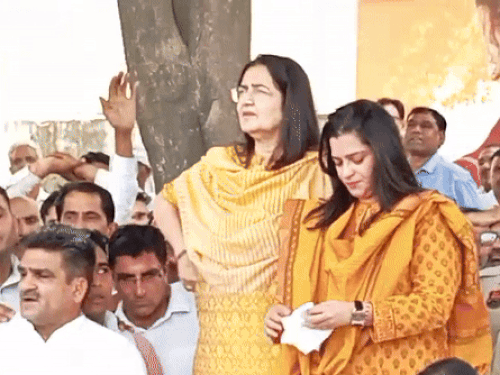 कांग्रेस ने राव दान सिंह को टिकट दी तो समर्थकों से मुलाकात के दौरान किरण चौधरी बहुत नाराज नजर आई, वहीं श्रुति चौधरी भावुक दिखीं थी।