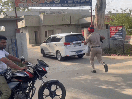 होशियारपुर टांडा थाने पहुंचे डीआईजी एचएस गिल चेकिंग करते हुए। - Dainik Bhaskar