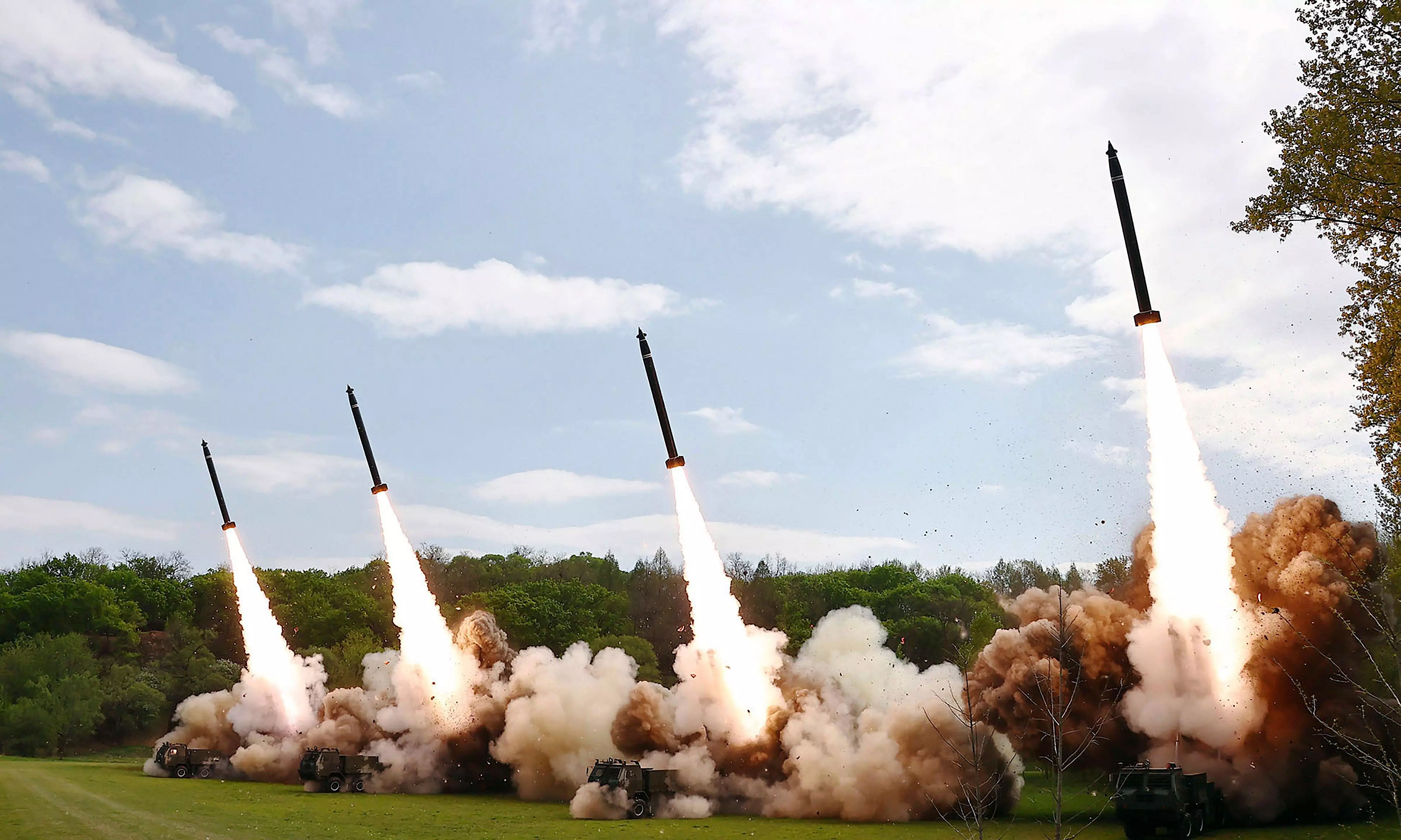 दुनिया में परमाणु हथियारों की संख्या अब 12 हजार 121 हो चुकी है।