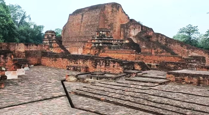 विश्वविद्यालय को आज नालंदा खंडहर के नाम से जाना जाता है।