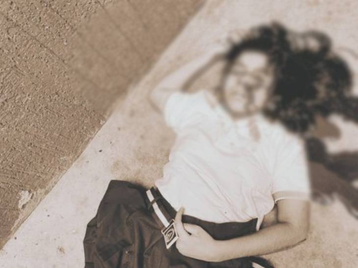 छात्रा लिफ्ट से बिल्डिंग की छत पर गई और छलांग लगा दी। मौके पर ही उसकी मौत हो गई।