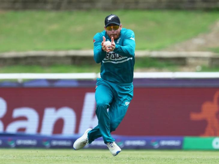 ग्लेन फिलिप्स ने पीछे की ओर डाइव लगाकर शानदार कैच लिया।