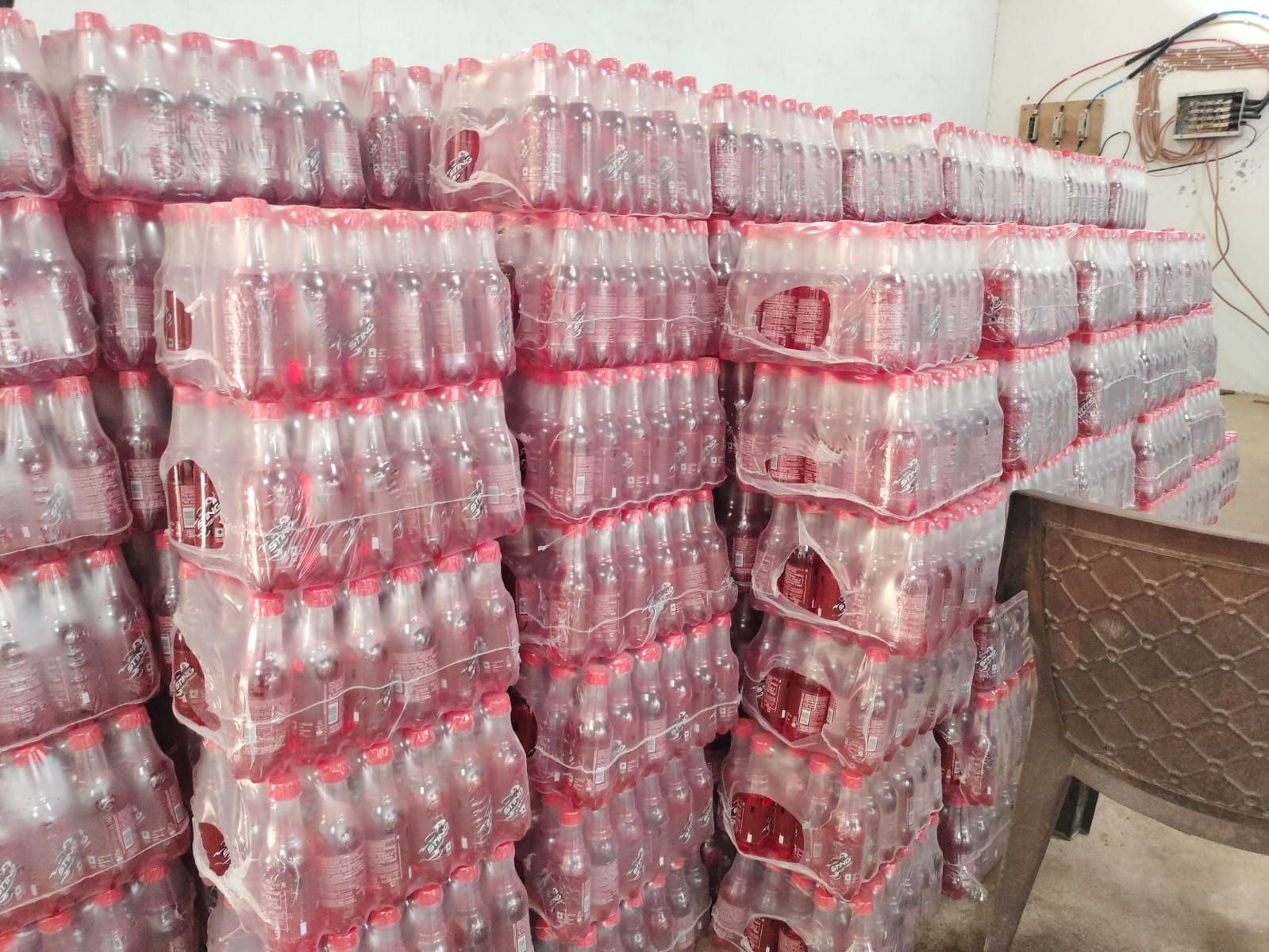 Police raid on illegal cold drink factory अवैध कोल्डड्रिंक फैक्ट्री