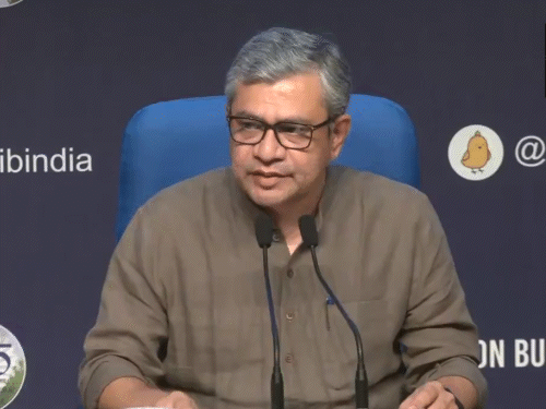 कैबिनेट की बैठक के बाद केंद्रीय मंत्री अश्विनी वैष्णव ने प्रेस कॉन्फ्रेंस की। - Dainik Bhaskar