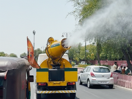 मई में गर्मी और लू के थपेड़ों ने हर किसी को बेहाल कर दिया। ऐसे में कई शहरों में सड़कों पर पानी का छिड़काव कराना पड़ा।