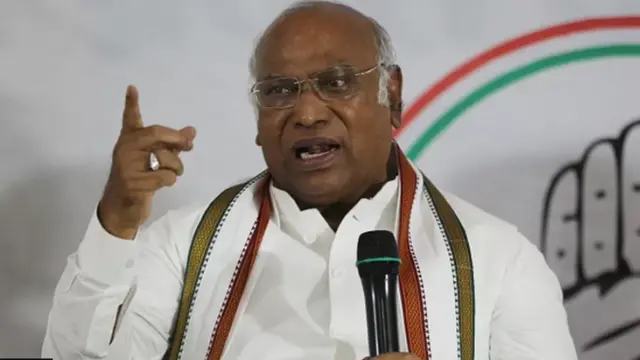 खड़गे ने लिखा- अगस्त 2020 में मोदी ने बड़े जोर-शोर से NRA की घोषणा की थी। इसका ढिंढ़ोरा पीटा था कि ये समय और संसाधन दोनों की बचत करेगा लेकिन अब तक एक भी एग्जाम नहीं करवाया है।