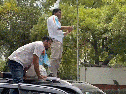 लखनऊ यूनिवर्सिटी के बाहर NSUI के छात्रों ने प्रदर्शन किए। - Dainik Bhaskar