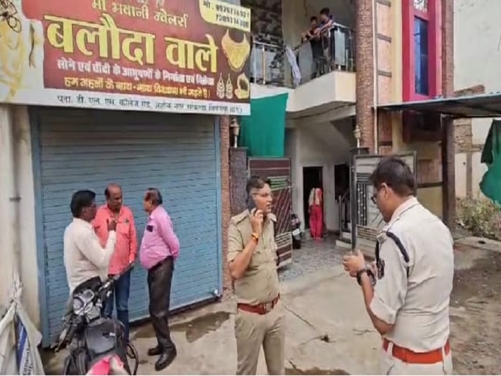 सराफा कारोबारी के साथ उठाईगिरी की वारदात के बाद मौके पर पहुंची पुलिस।