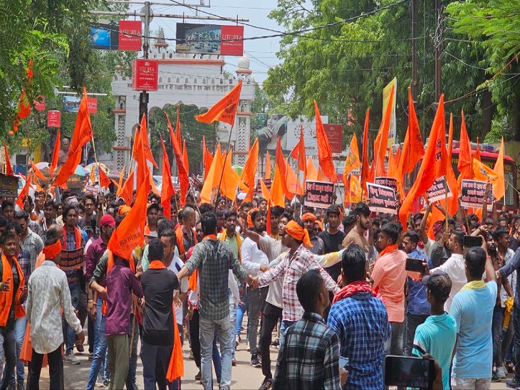 विश्व हिंदू बजरंग दल के लोगों ने इंदिरा मार्केट से कलेक्टोरेट तक निकाली रैली