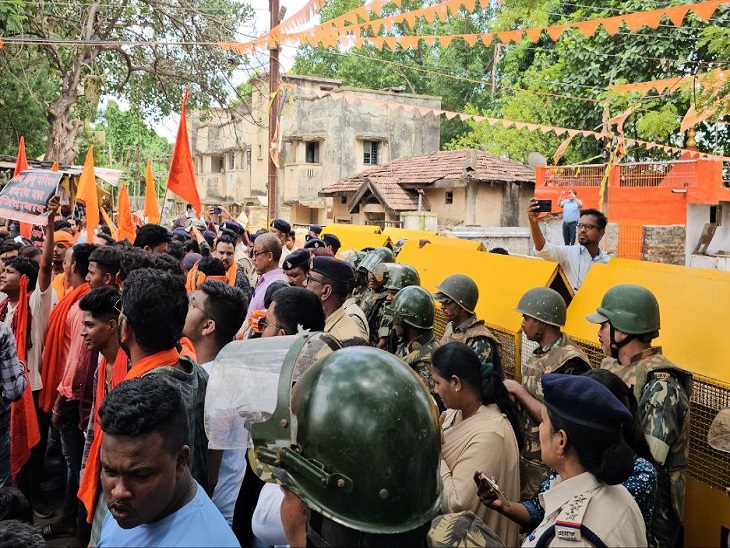 प्रदर्शन के दौरान बड़ी संख्या में पुलिस बल रहा मौजूद