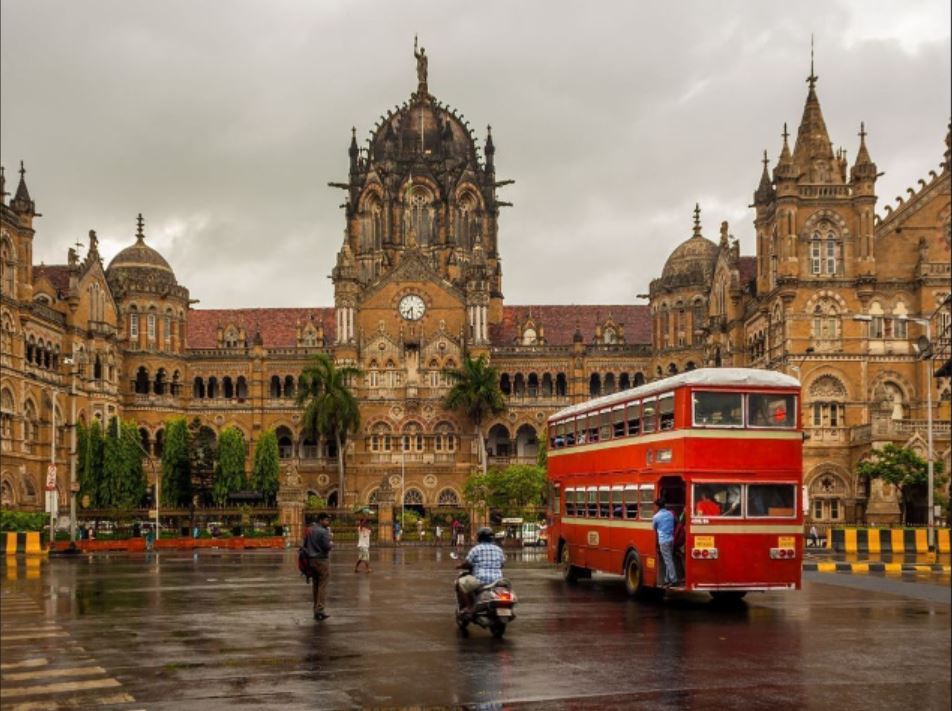 इस स्टेशन पर 18 प्लेटफॉर्म हैं, जिसमें 7 लोकल ट्रेन के लिए इस्तेमाल किए जाते हैं।