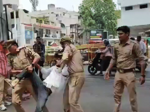 लखनऊ यूनिवर्सिटी के गेट नंबर पर प्रदर्शन कर रहे छात्रों को पुलिस ने हिरासत में लिया।