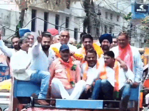 रोड शो के दौरान शीतल अंगुराल को हार पहनाते हुए समर्थक।