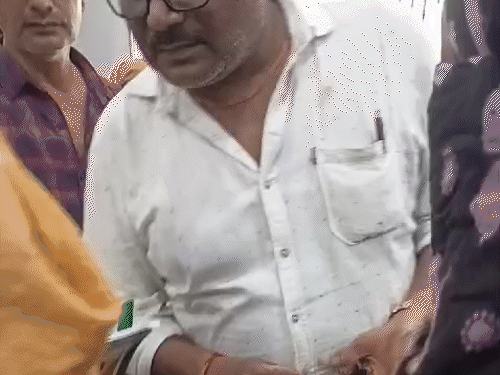 Taking bribe for new ration card in Raipur VIDEO | रायपुर में नए राशनकार्ड के लिए रिश्वत, VIDEO: फ्री में बांटने की जगह हो रही वसूली; वीडियो बनते ही दफ्तर छोड़कर भागा